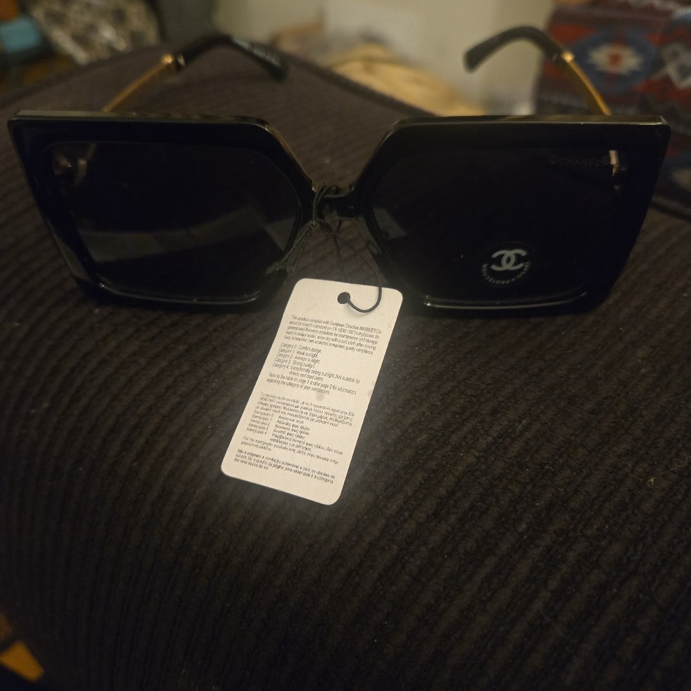 Source Unknown Black Square Sunglasses with Logo Accent